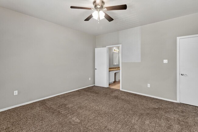 Building Photo - 516 E Hazelwood St