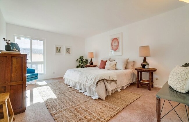 Building Photo - 1127 E Del Mar Blvd