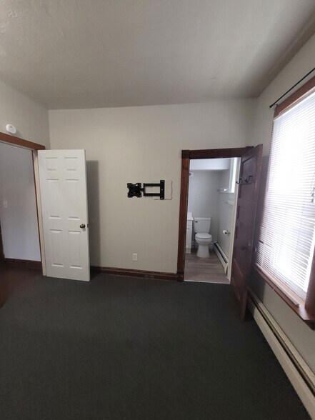 Building Photo - 225 Pleasant St