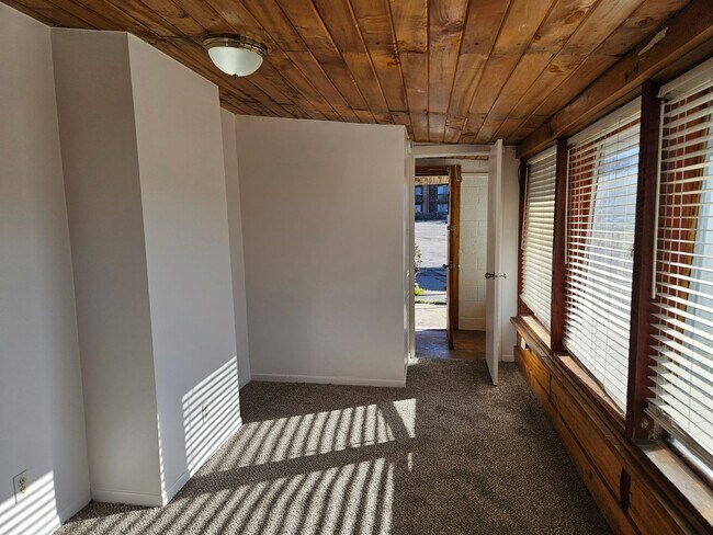 Building Photo - 316-317 S Vincent Ct