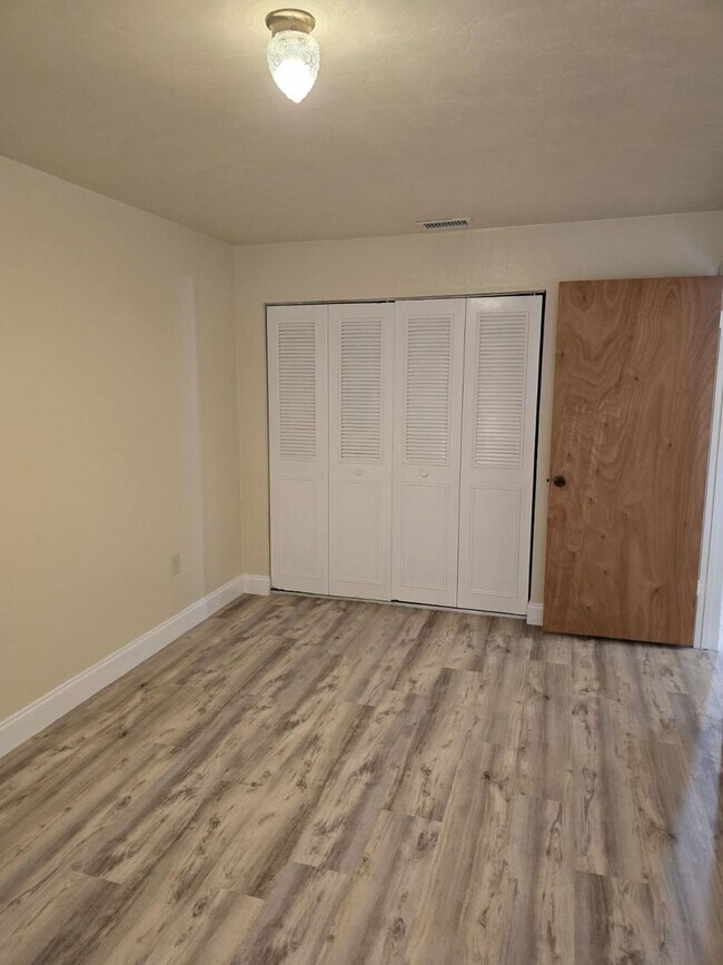 Building Photo - Beautiful 2 bedroom 1 bathroom Single Fami...