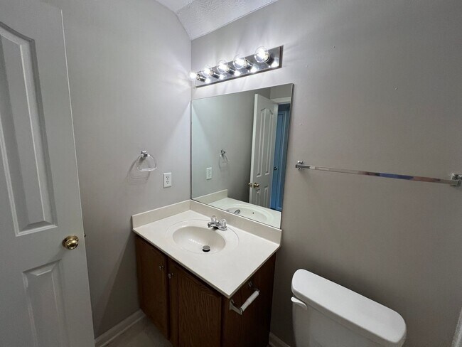 Building Photo - Spacious 4 Bedroom 2.5 Bath Available Now!
