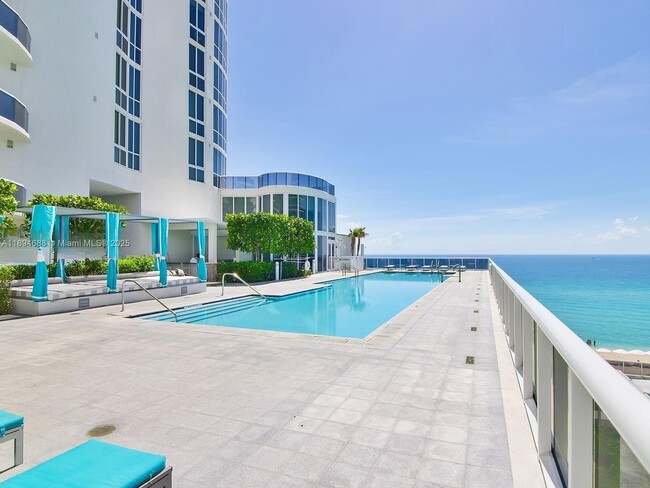 Building Photo - 15901 Collins Ave