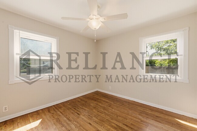 Building Photo - 2017 S Grn Acrs St