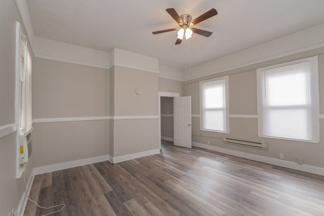 Building Photo - $880 Section 8 Ok!