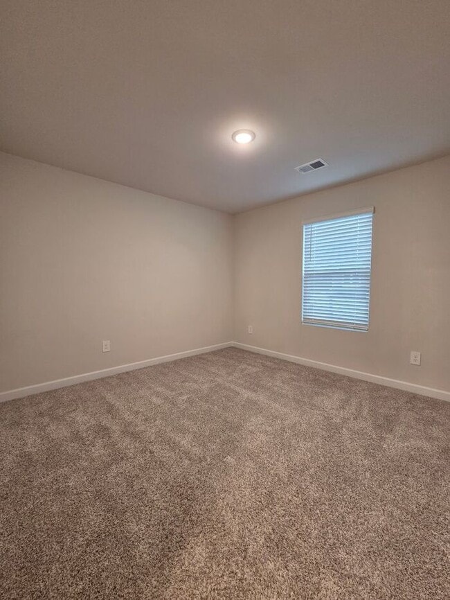 Building Photo - Beautiful and spacious! Ready for move in!