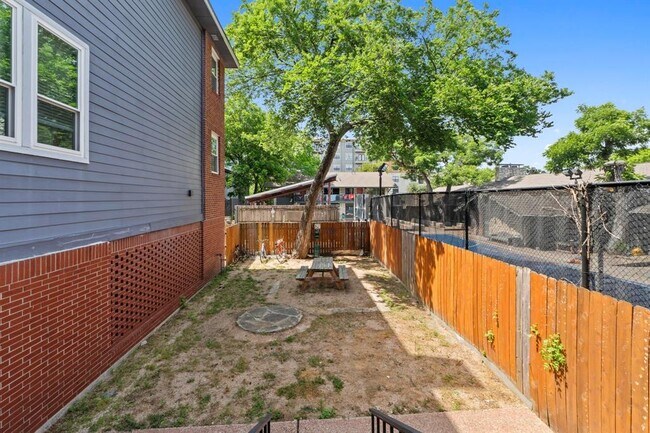 Building Photo - 2804 Rio Grande St
