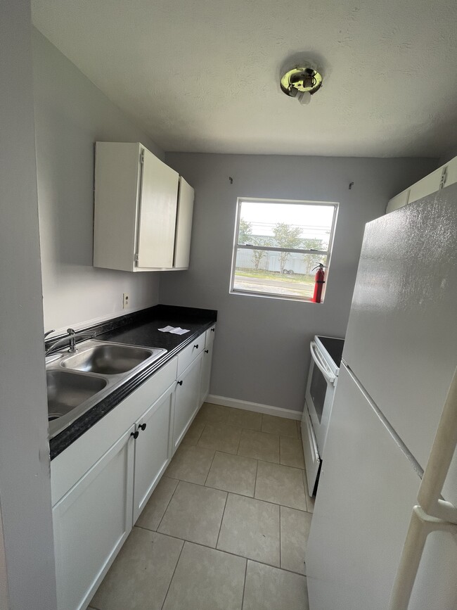 Building Photo - 715 W 13th St