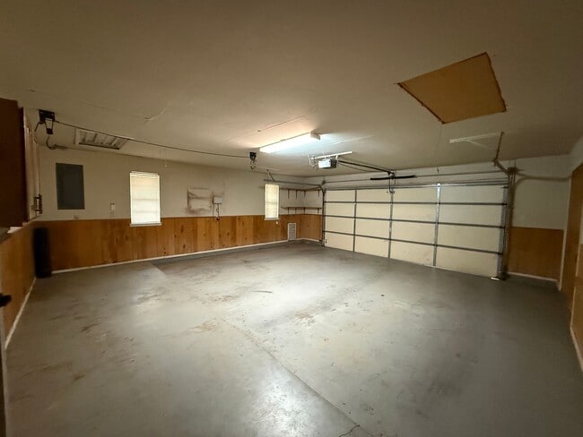 Building Photo - 3 Bed 3 Bath spacious home, with extra craft room, Lovely Backyard