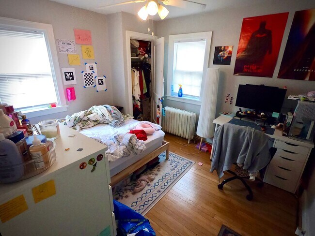 Building Photo - 8/1 Fantastic Location. Fenced Yard. 4 bed 2 bath. Porch. Hardwood. Close to CMU