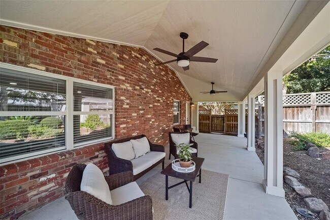 Building Photo - 2511 Blue Willow Dr