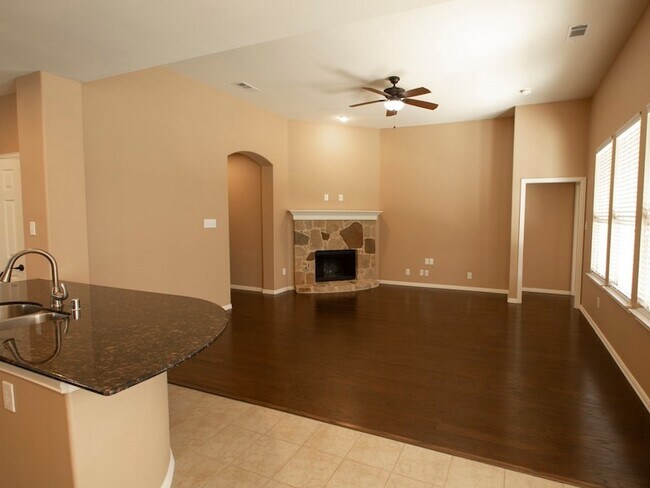 Building Photo - 417 Hackberry Dr