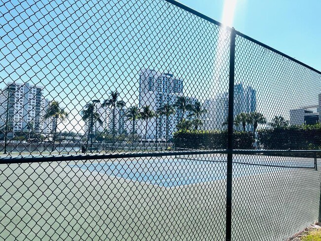 Building Photo - 1000 Parkview Dr