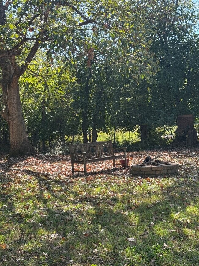 Building Photo - 3 Bed / 2 bath on 1.2 ACRES - 3 car garage...