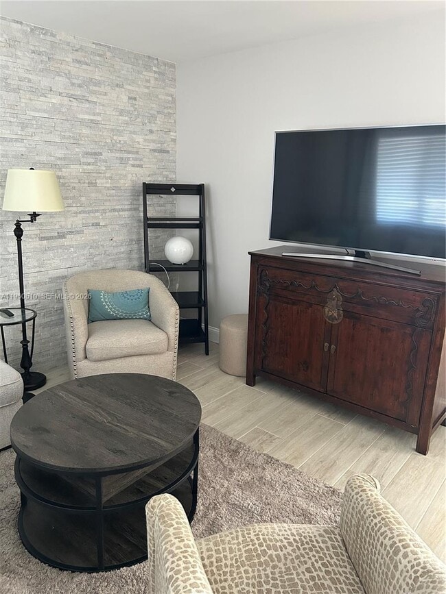 Building Photo - 5555 Ludlam Rd