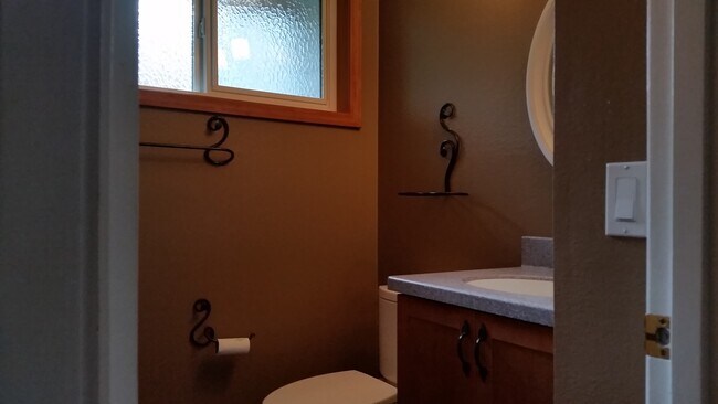 Building Photo - Cozy 4 beds with huge bonus room in Bellevue with private access to Phantom Lake