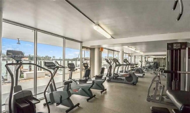 Building Photo - 900 Bay Dr