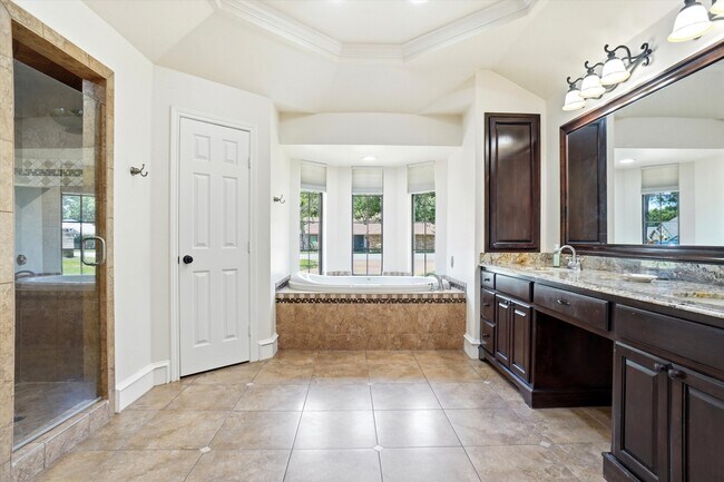 Building Photo - 2412 Emerald Cir