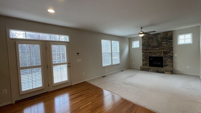 Building Photo - 5-Bedroom Colonial in Lake Ridge