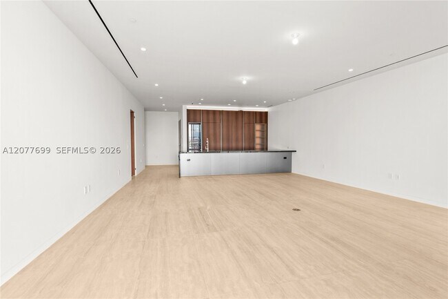 Building Photo - 5 FL-5