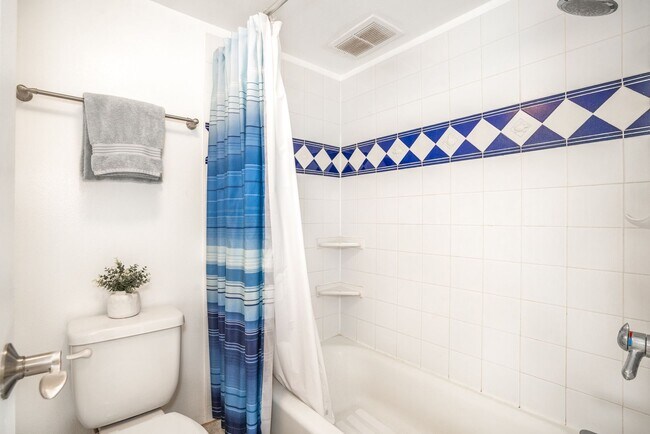 Building Photo - 1/1 Updated Furnished Condo + Private Lanai