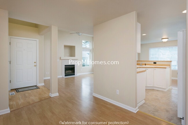 Building Photo - Stylish Beaverton Townhome with Attached Garage!