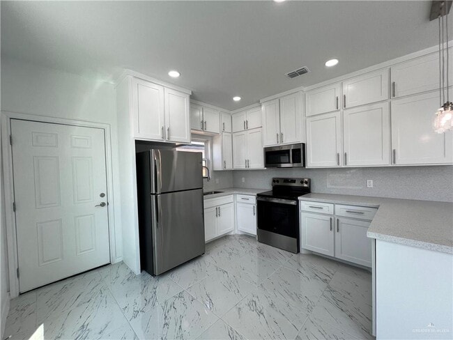 Building Photo - 20 Selena St