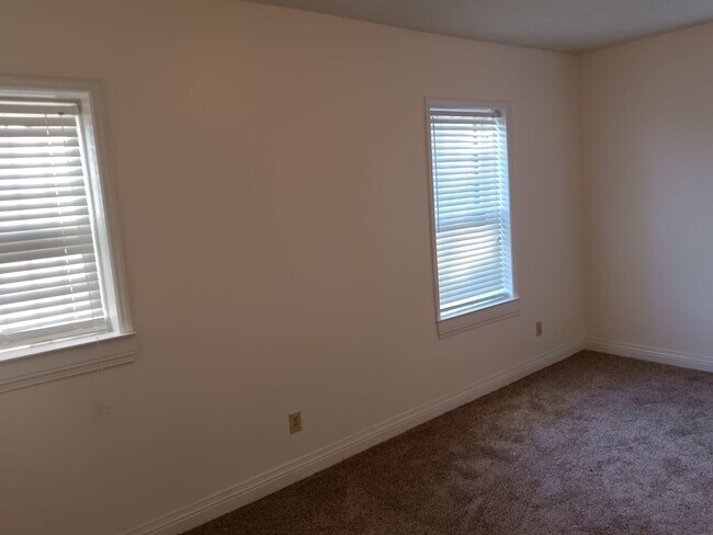 Building Photo - 2 Bedroom / 1.5 Bath Condo  Johnson City, TN