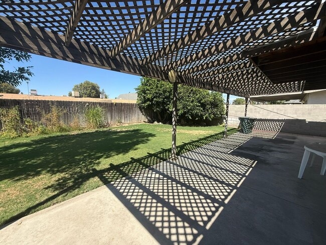 Building Photo - 2520 Oakwood Dr