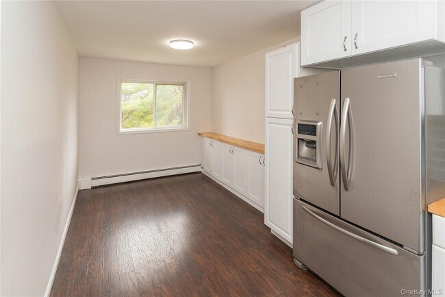 Building Photo - 11 Fishkill Glen Dr