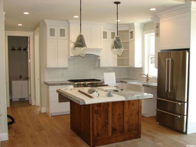 Building Photo - Upmarket Townhouse in Sought After Holladay City