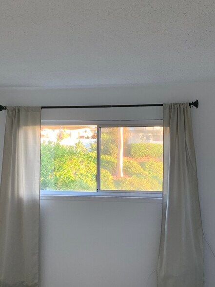 Master window with curtains - 621 Avenida Sevilla