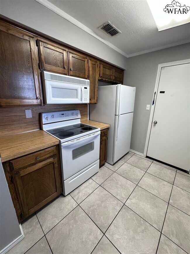 Building Photo - 5110 Jamaica Dr