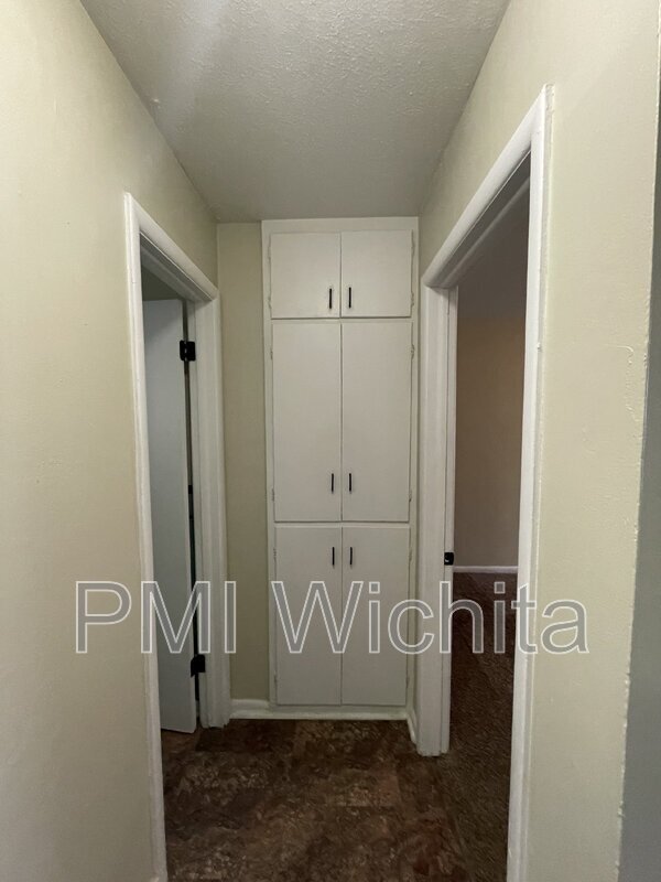 Building Photo - 2557 N Park Pl