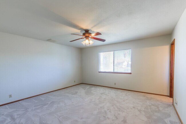 Building Photo - 3 bed, 2 bath home AVAILABLE NOW FOR RENT! $1,800/month.