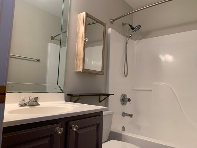 Building Photo - Awesome Carriage House in Chatham Arch!