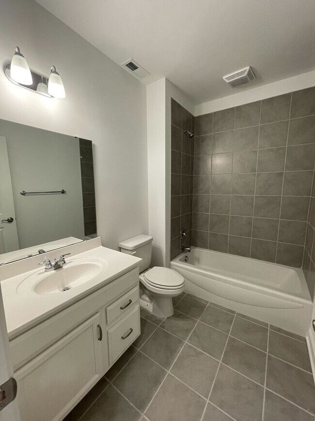 Building Photo - Spacious Home in Westhill Community