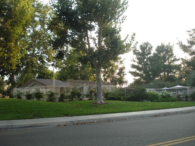 Building Photo - LEASE PENDING! 2 Bedroom Home in Valencia!