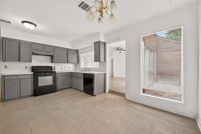 Building Photo - 2523 Creekway Cir
