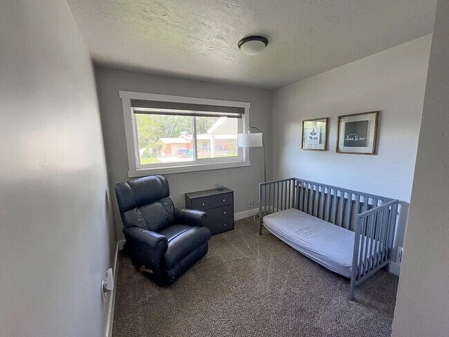 Building Photo - Beautifully updated 5 Bed / 2 Bath Home wi...