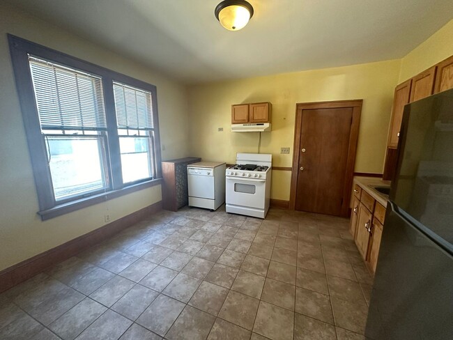 Building Photo - Main Floor Duplex in St. Paul, 3 bedrooms,...