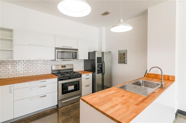 Building Photo - 2401 E 6th St