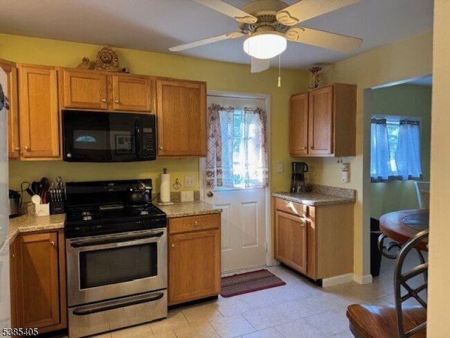 Building Photo - 12 Upper Lake Dr