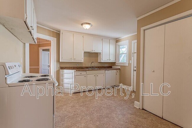 Building Photo - 110 Deoyley Ave