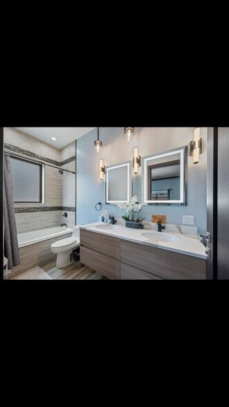 Primary bath - 4133 W Hirsch St