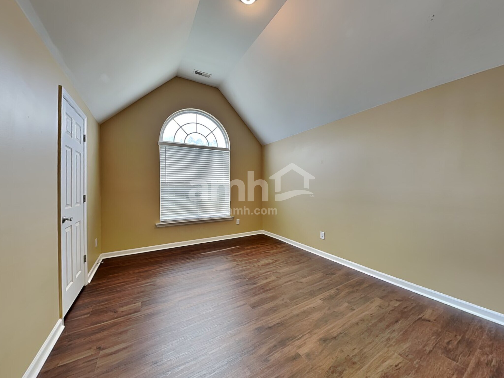 Building Photo - 1008 Golden Crest Dr