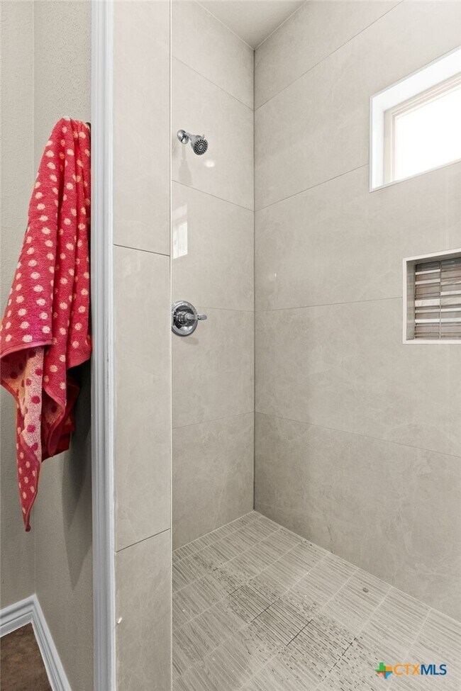 Building Photo - 414 W Avenue C