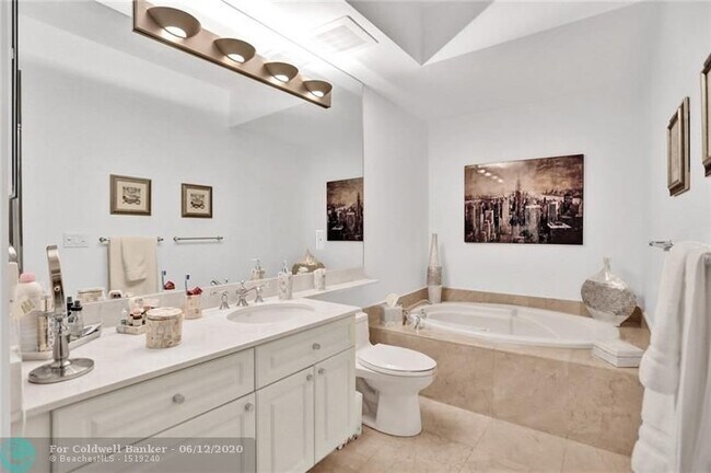 Building Photo - 111 SE 8th Ave