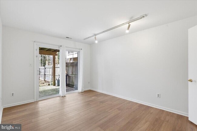 Building Photo - 502 Brighton Pl