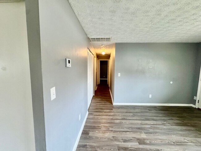 Building Photo - 3 Bedroom, 2 Bath Ranch Home with Garage and Fenced Yard in Huber Heights